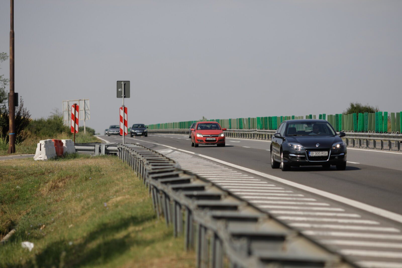 Restricții de circulație pentru camioane pe principalele drumuri spre mare și munte, în perioada Paștelui În pragul sărbătorilor Pascale, când mulți români aleg să plece în mini-vacanțe, autoritățile au decis să impună restricții de circulație pe principalele artere rutiere