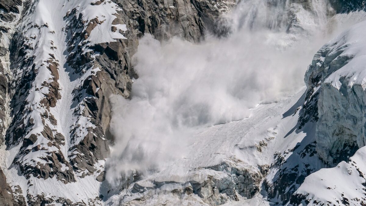 Avalanșe periculoase la munte: Turiștii, în pericol!