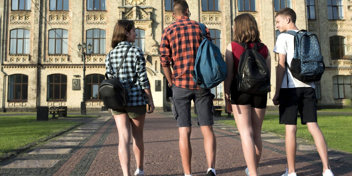 Mii de studenți din România, afectați de scandalul burselor din Marea Britanie