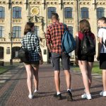 Mii de studenți din România, afectați de scandalul burselor din Marea Britanie