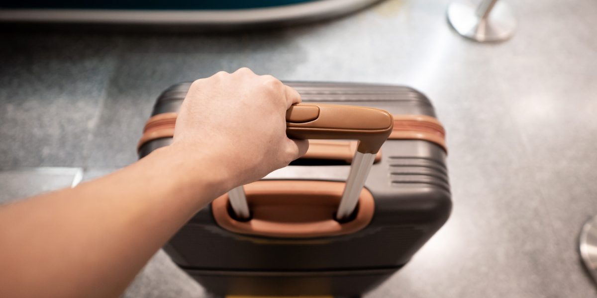 Bagaj de mână ca-n filme: Metoda japoneză pentru haine versatile!