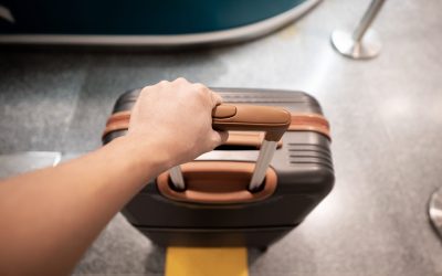 Bagaj de mână ca-n filme: Metoda japoneză pentru haine versatile!