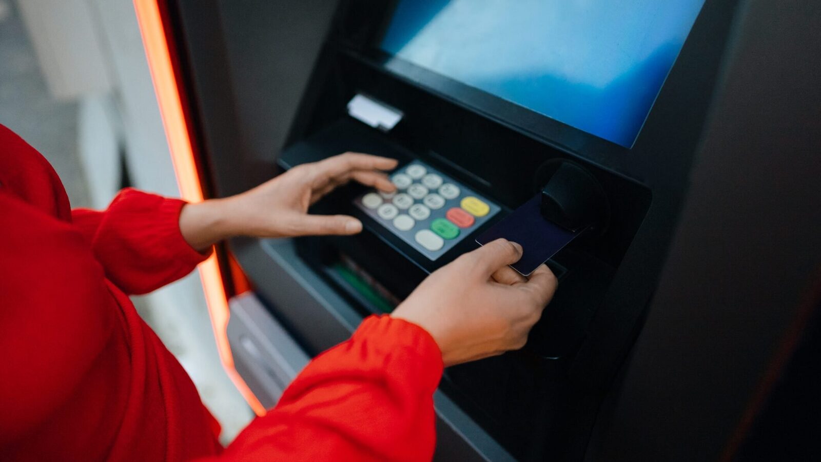 Bancă, blocaj total: Clienții, blocați fără acces la banii din cont