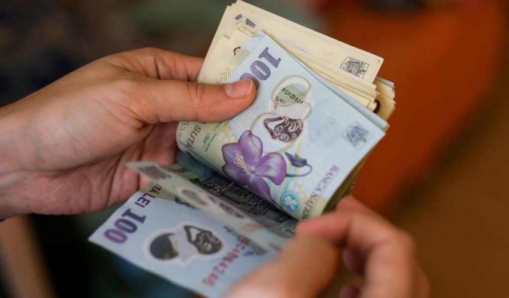 Tichetele culturale și de creșă, majorate: Mai mulți români vor primi bani în plus de la stat Mai multe categorii de români vor beneficia de sume sporite de la stat, începând cu luna aprilie