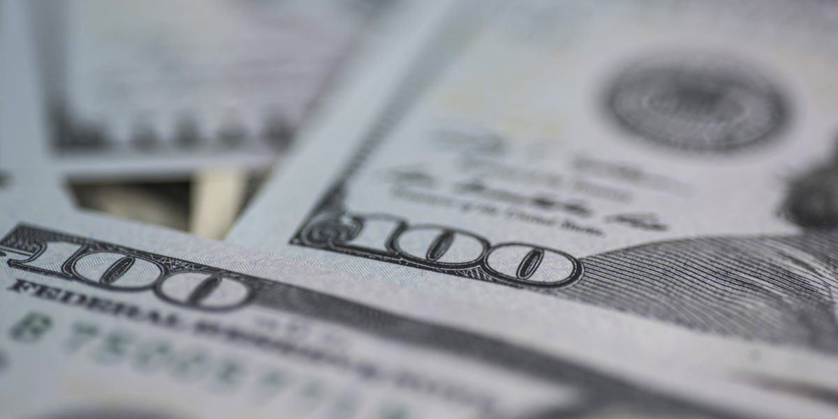 Chinezoaică furioasă: 160.000 de dolari, aruncați de la balcon după ceartă