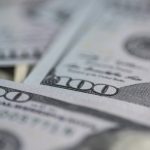 Chinezoaică furioasă: 160.000 de dolari, aruncați de la balcon după ceartă