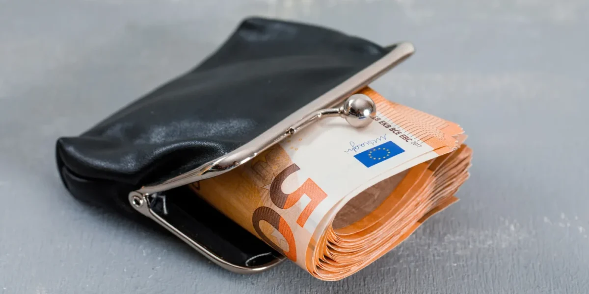 Străini prinși pe autostradă, după ce au furat o borsetă cu 60.000 lei