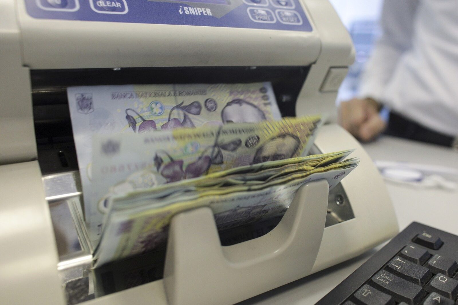 Banca Națională a României a cheltuit peste un miliard de euro pentru a apăra leul Banca Națională a României (BNR) a intervenit masiv pe piața valutară în luna martie, cheltuind peste un miliard de euro pentru a contracara presiunile asupra monedei naționale, potrivit unei analize Bloomberg