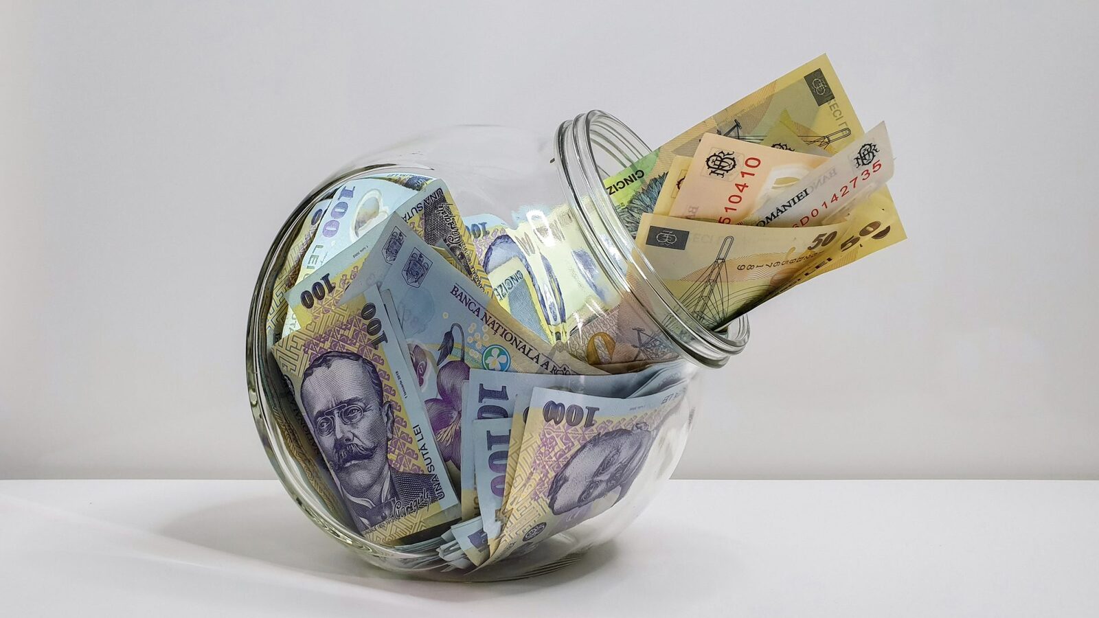 MINISTERUL Finanțelor lansează o nouă ediție Tezaur cu dobânzi de până la 7,50% București – Românii vor avea posibilitatea să investească în titluri de stat Tezaur, cu dobânzi neimpozabile de până la 7,50% pe an, în perioada 6 aprilie – 8 mai 2026, conform unui anunț făcut vineri de Ministerul Finanțelor