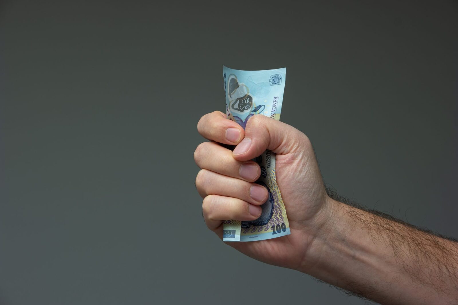 Consiliul Concurenței avertizează companiile să nu majoreze artificial prețurile În contextul economic internațional dificil, Consiliul Concurenței monitorizează cu atenție piața și atenționează firmele să nu profite de situație pentru a crește artificial prețurile