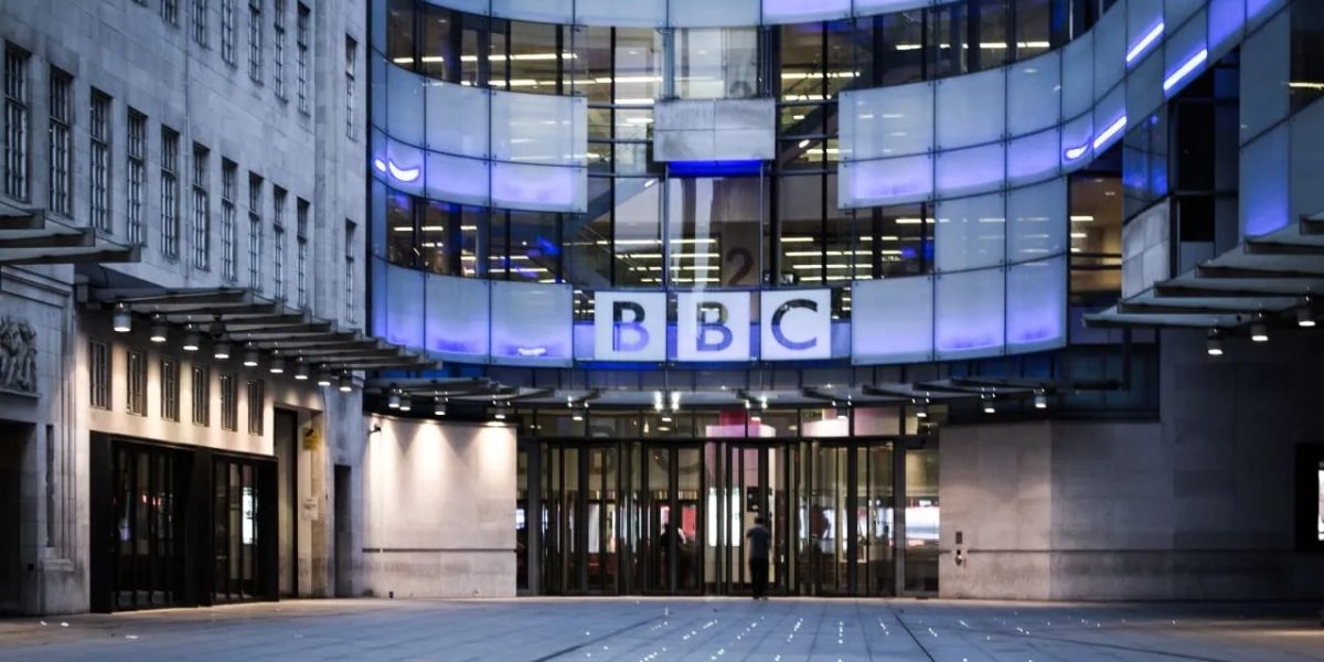 BBC dă afară aproape 2.000 de angajați: Schimbări majore la televiziunea britanică
