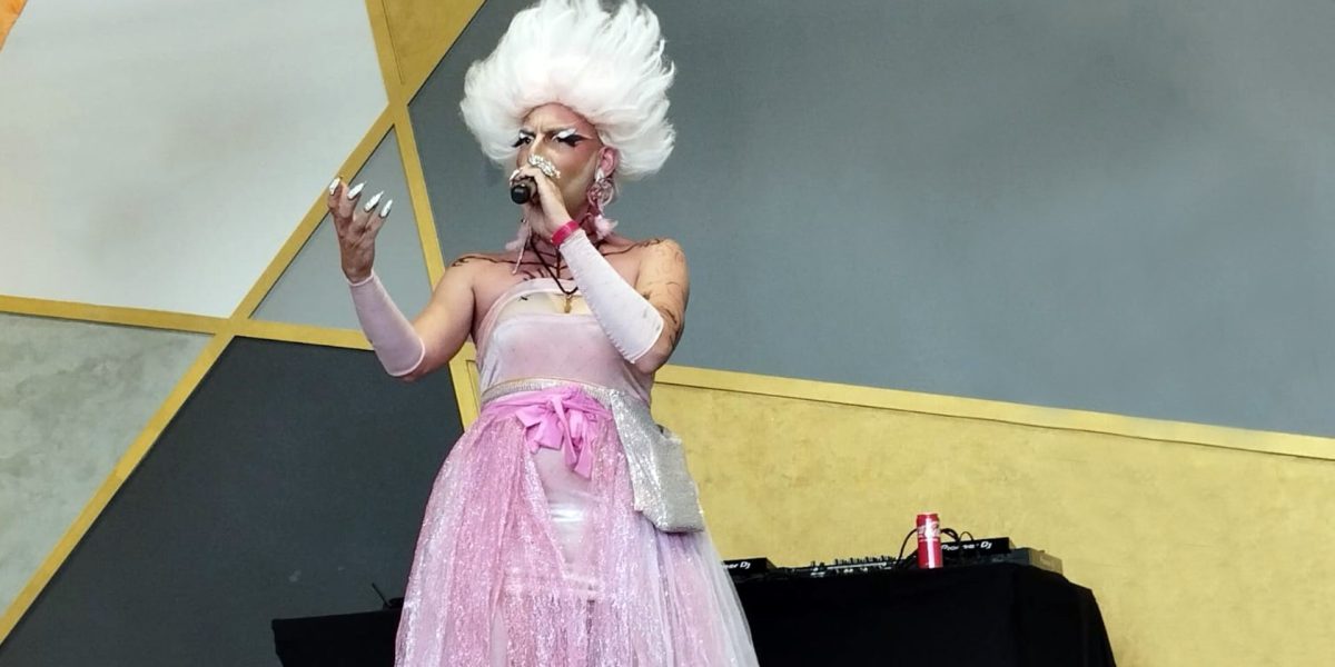 Beni Mihai, de la corul bisericesc la scenă: Drag Queen cu pop și rock ’80