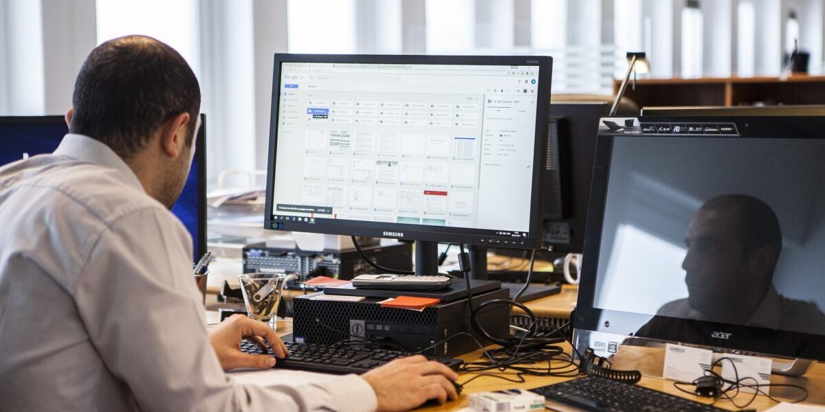 Alergia la muncă: Cauze, simptome și soluții. Ești și tu afectat?