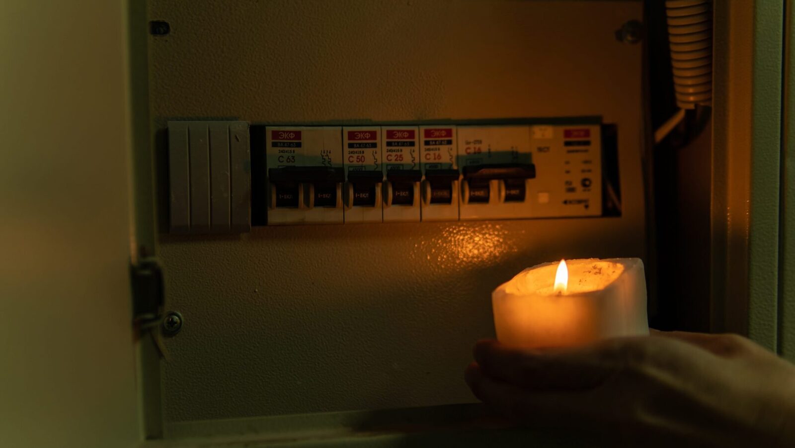 Curentul electric se întrerupe în aprilie: Zonele din București și orele anunțate