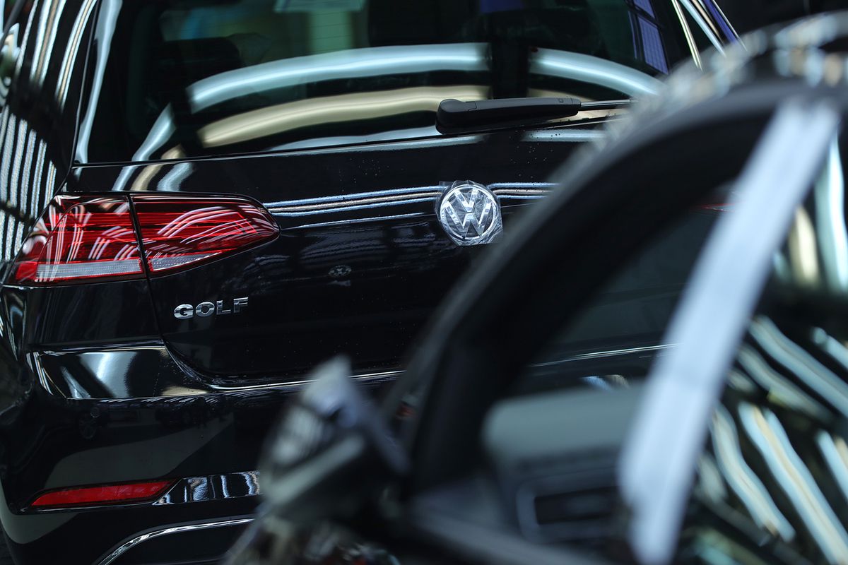Rechemare masivă pentru modelele VOLKSWAGEN Jetta și Taos din cauza unei defecțiuni la panoul de instrumente O defecțiune de software la panoul de instrumente a dus la o rechemare masivă a modelelor VOLKSWAGEN Jetta și Taos fabricate în MEXIC