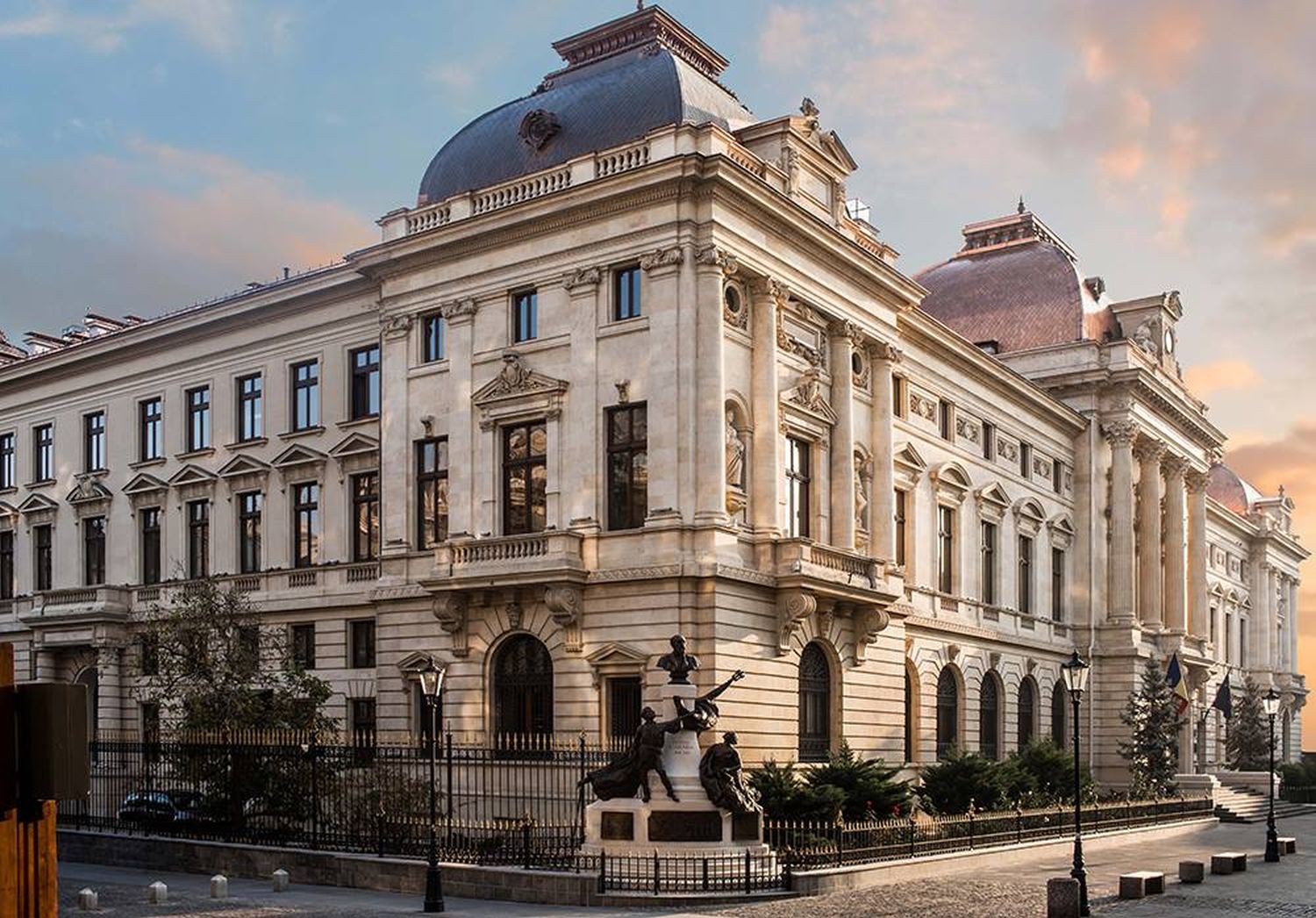 Banca Națională a României (BNR) pare să adopte o abordare precaută în ceea ce privește politica monetară, pe fondul presiunilor inflaționiste persistente și al unei perspective de stabilitate a ratelor dobânzilor în regiune