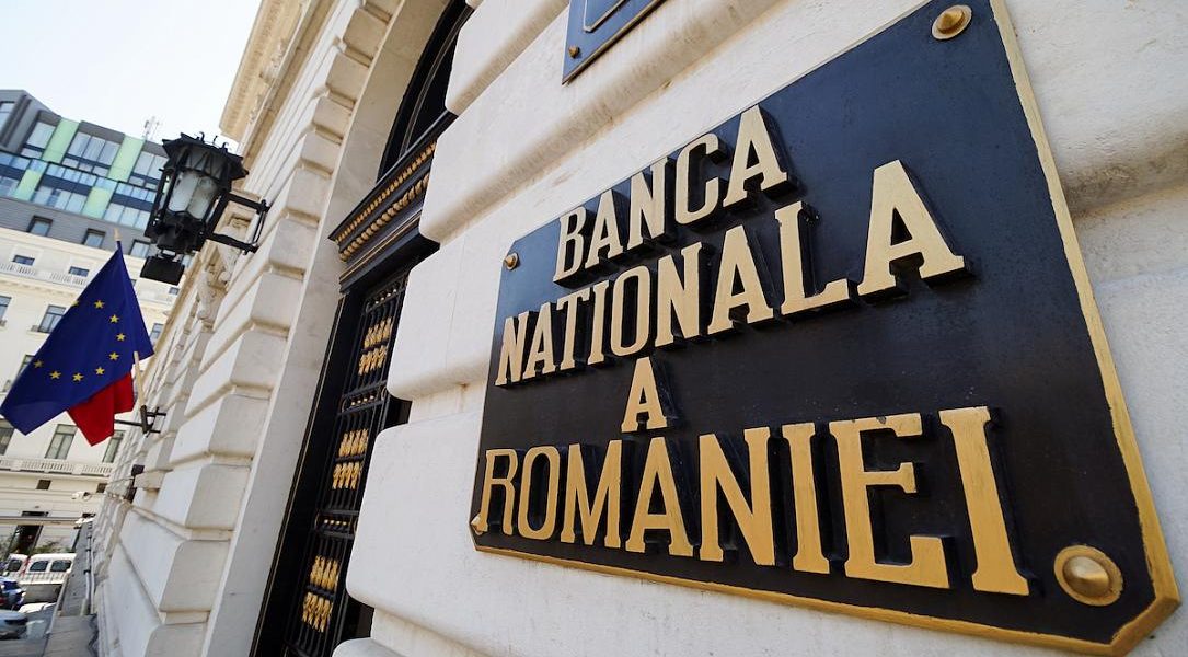 Rezervele valutare ale BNR cresc la 67 de miliarde de euro, sugerând intervenții pentru stabilizarea leului București, România – Rezervele valutare ale Băncii Naționale a României (BNR) au atins valoarea de 67 de miliarde de euro la finalul lunii martie 2026, marcând o creștere de 2 miliarde de euro față de luna precedentă, când se situau la 65 de miliarde de euro