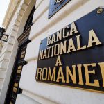 Rezervele valutare ale BNR cresc la 67 de miliarde de euro, sugerând intervenții pentru stabilizarea leului București, România – Rezervele valutare ale Băncii Naționale a României (BNR) au atins valoarea de 67 de miliarde de euro la finalul lunii martie 2026, marcând o creștere de 2 miliarde de euro față de luna precedentă, când se situau la 65 de miliarde de euro