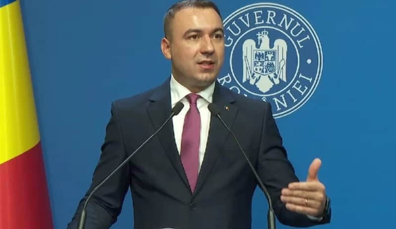 Ministrul Energiei anunță reducerea accizei la motorină, începând de săptămâna viitoare Măsura de reducere a accizei la motorină ar putea intra în vigoare chiar de săptămâna viitoare, potrivit declarațiilor făcute marți de ministrul Energiei, Bogdan Ivan