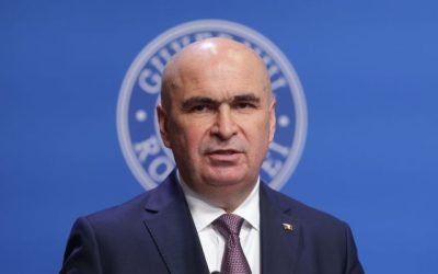 România, obligată la plata a 3,5 miliarde de lei către Pfizer, plus penalități, în urma unei sentințe executorii Premierul Ilie Bolojan a anunțat, joi, că România a primit o sentință executorie din partea unui tribunal belgian, prin care este obligată să plătească companiei farmaceutice Pfizer o sumă de aproape 3,5 miliarde de lei, la care se adaugă penalități zilnice