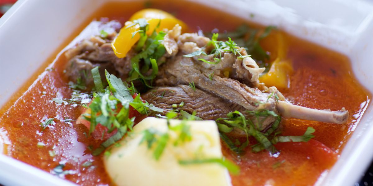 Borșul de miel, deliciul pascal: Beneficii, riscuri și secretul preparării