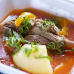 Borșul de miel, deliciul pascal: Beneficii, riscuri și secretul preparării