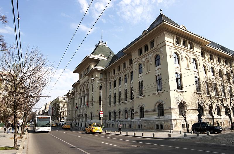 BUCUREȘTIUL VA AVEA O REȚEA DE ADĂPOSTURI CLIMATICE PENTRU PERIOADELE EXTREME Consiliul General al Municipiului București (CGMB) a aprobat joi, 2 aprilie, înființarea unei rețele de „adăposturi climatice”