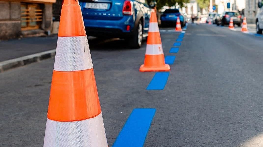 Schimbări majore la parcările din București: Hibridele, excluse de la gratuitate Începând cu 1 mai 2026, șoferii de mașini hibride din București nu vor mai beneficia de parcarea gratuită în parcările publice