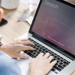 Cosmeticele pentru bărbați anti-îmbătrânire cuceresc Google șî influencerii