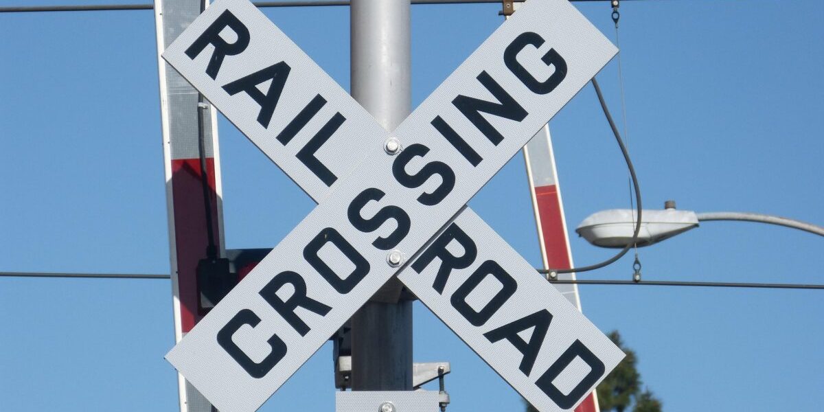 Anchetă la scară largă: Un autovehicul autonom a sfidat bariera și trenul