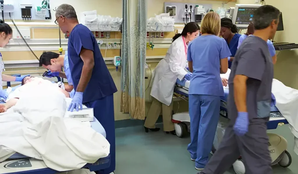 Un bărbat din Iași, nemulțumit de tratamentul primit la spital, a apelat de două ori numărul de urgență 112, generând o intervenție a poliției și o redirecționare ulterioară către Institutul de Psihiatrie „Socola”