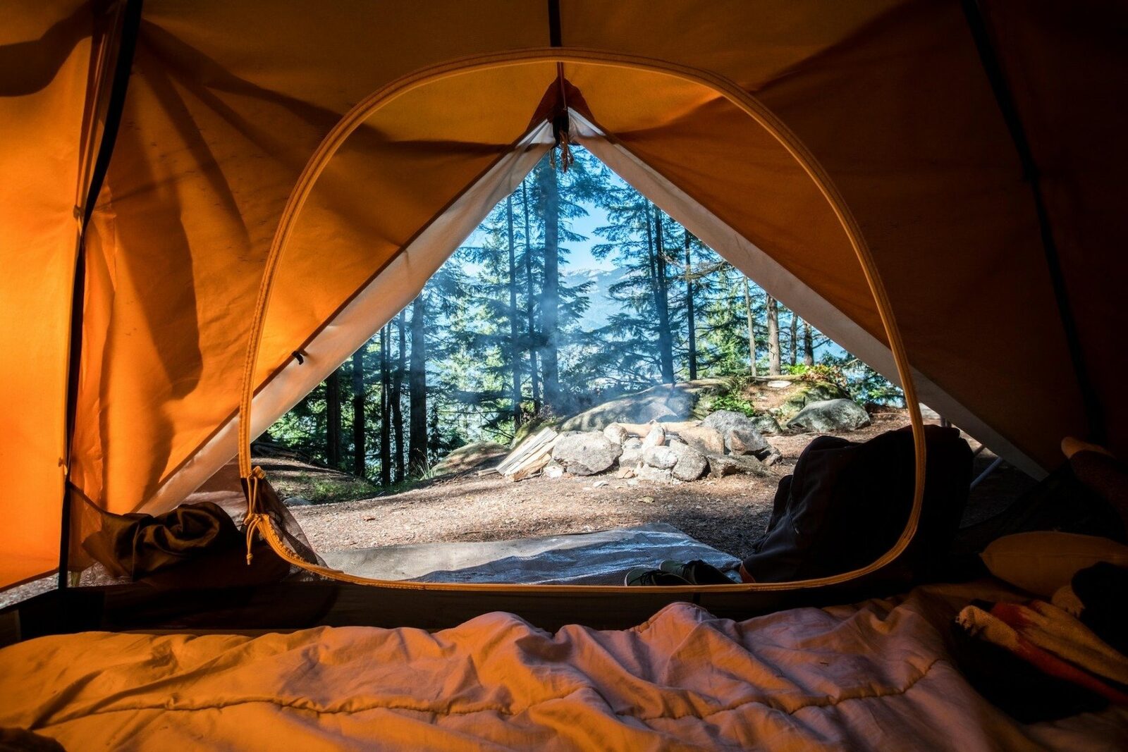 Campingul te ajută să dormi mai bine: Iată ce spun specialiștii