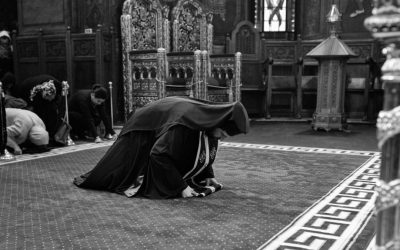 În Vinerea Mare a anului 2026, pe 10 aprilie, mulți români vor perpetua un obicei străvechi: trecerea pe sub masă