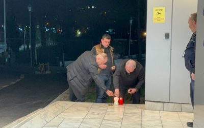 Primele candele au fost aprinse marți seară în fața Spitalului Universitar de Urgență din București, în semn de omagiu și recunoștință