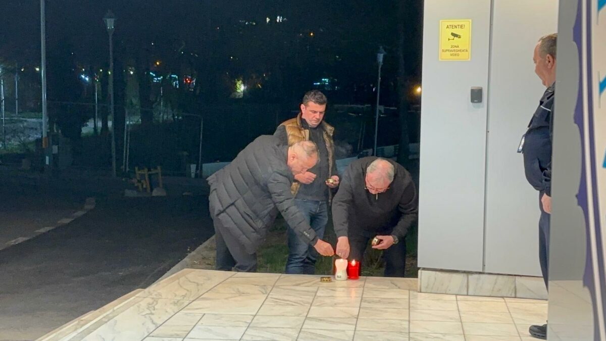 Primele candele au fost aprinse marți seară în fața Spitalului Universitar de Urgență din București, în semn de omagiu și recunoștință