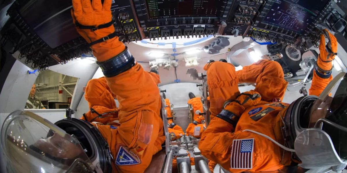 Reintrarea capsulei spațiale: Spectacol de lumină pe cer