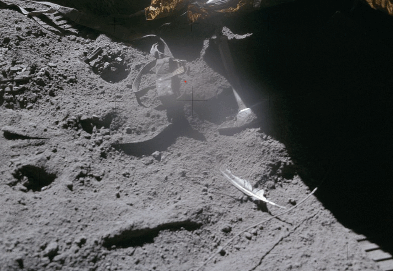 Astronautul David Scott a demonstrat pe Lună, în 1971, legile gravitației formulate de Galileo Galilei, folosind o pană și un ciocan