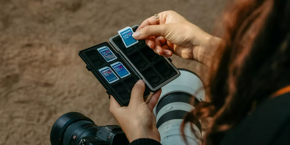 Cardurile de memorie și stick-urile USB, tot mai scumpe pentru buzunarul românului