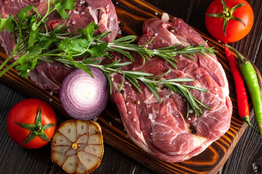 În Grecia, alegerea cărnii pentru masa de Paște este o artă, iar secretele pentru o friptură perfectă încep cu o selecție atentă a cărnii de miel sau de ied