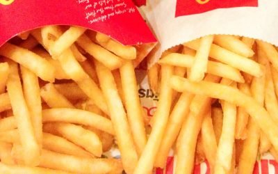 Cartofii prăjiți de la McDonald’s ar putea ajuta la regenerarea părului? Cercetătorii de la Yokohama National University au descoperit un ingredient din uleiul de prăjire care ar putea stimula dezvoltarea foliculilor piloși, deschizând noi perspective în lupta împotriva căderii părului