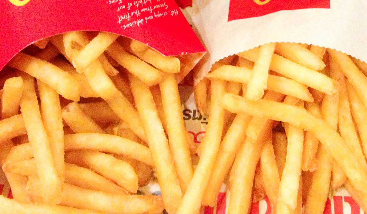 Cartofii prăjiți de la McDonald’s ar putea ajuta la regenerarea părului? Cercetătorii de la Yokohama National University au descoperit un ingredient din uleiul de prăjire care ar putea stimula dezvoltarea foliculilor piloși, deschizând noi perspective în lupta împotriva căderii părului
