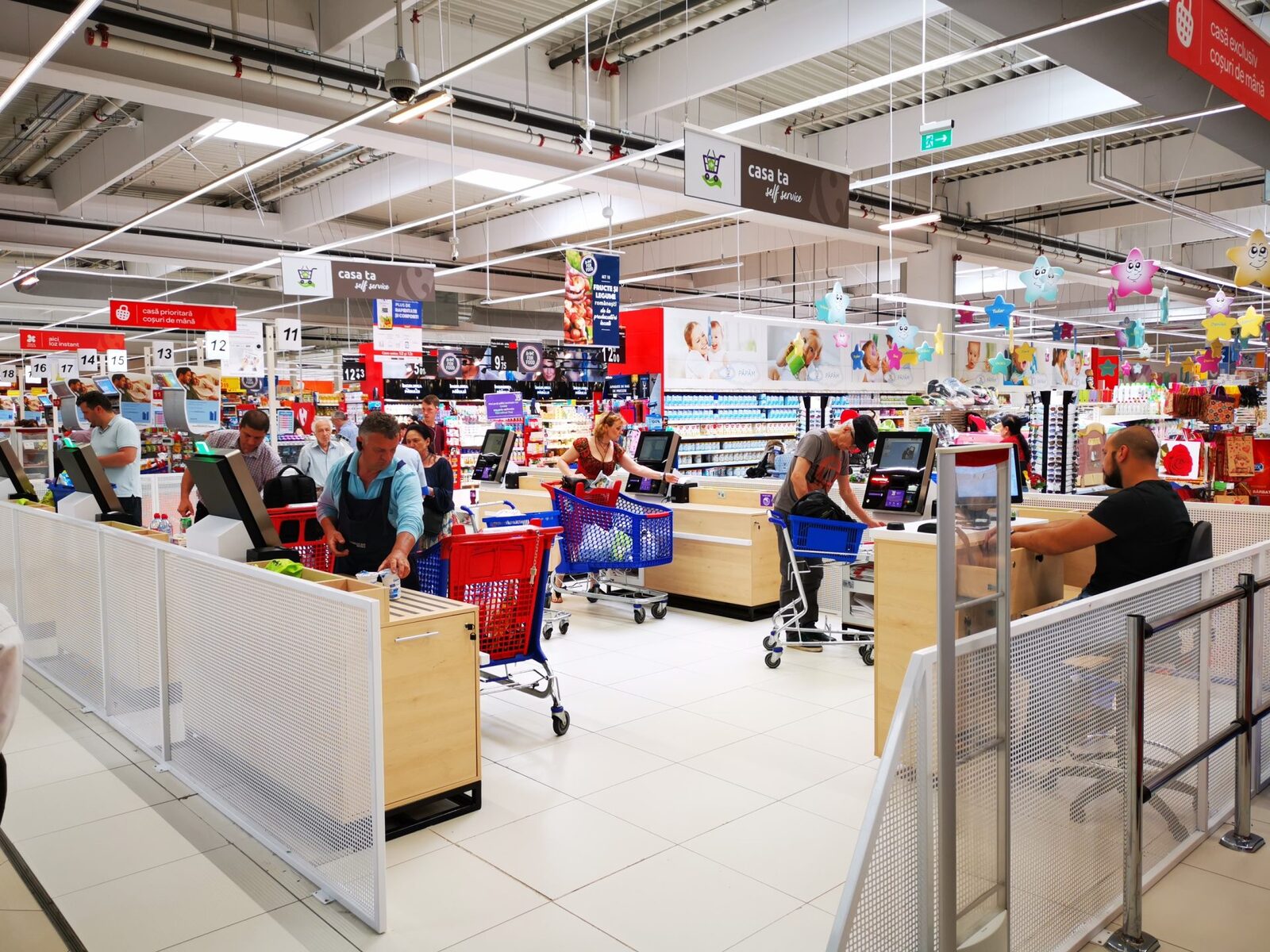 Magazinele marilor retaileri își modifică programul de funcționare cu ocazia Paștelui 2026, cu majoritatea unităților închise în prima zi de sărbătoare, duminică, 12 aprilie