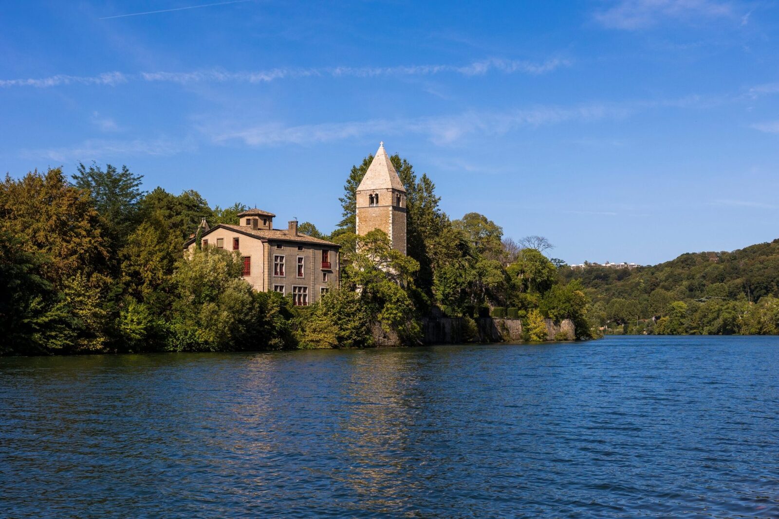 Castel de 2,5 milioane de euro, scos la vânzare cu 600.000: Afacere proastă sau chilipir?