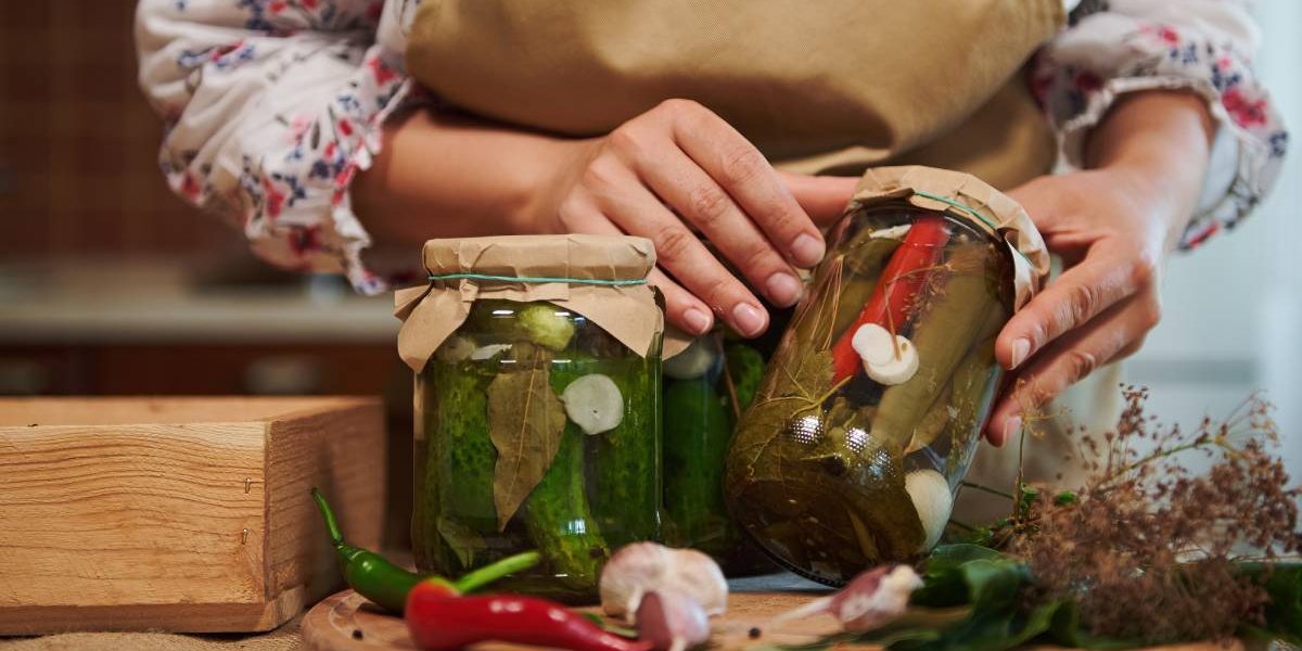 Secretul murăturilor crocante: Ce adaugă gospodinele pricepute în borcan