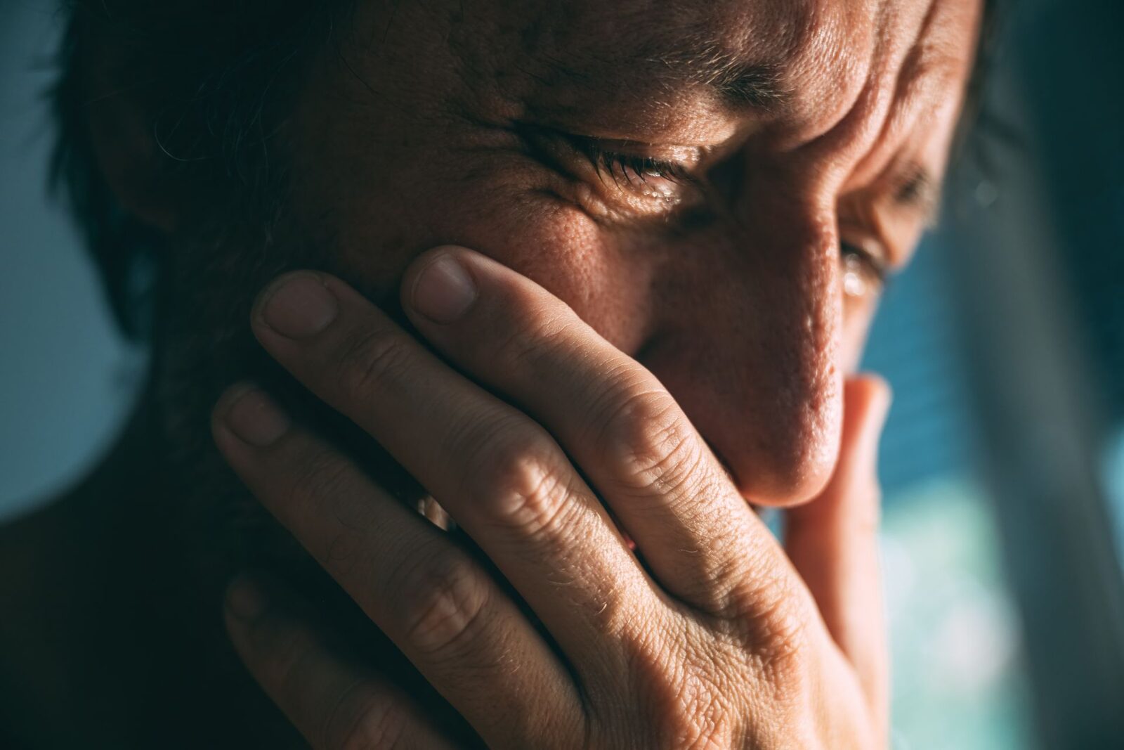 Cât de des plângem și ce efecte are? Un studiu analizează lacrimile emoționale Cercetătorii au investigat cât de mult plâng oamenii și au analizat impactul emoțional al acestui comportament
