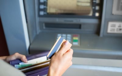 Câți bani poți scoate de la bancomat? Limitele zilnice ale cardurilor și ce trebuie să verifici Suma de bani pe care o poți retrage dintr-un bancomat într-o zi depinde de mai mulți factori