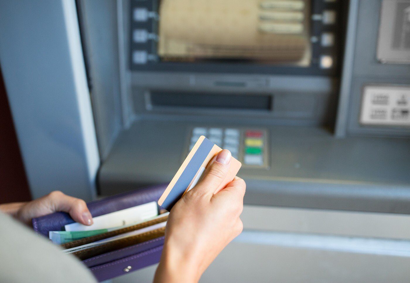Câți bani poți scoate de la bancomat? Limitele zilnice ale cardurilor și ce trebuie să verifici Suma de bani pe care o poți retrage dintr-un bancomat într-o zi depinde de mai mulți factori
