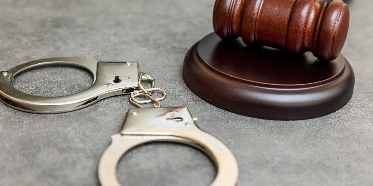 Nouă bărbați și o femeie din România, lovitură de 160.000 de euro în Austria