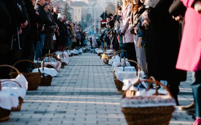 Mii de Credincioși la Miercurea-Ciuc pentru Sfințirea Bucatelor de Paște MIERCUREA-CIUC – Zeci de mii de oameni au participat duminică, în centrul municipiului Miercurea-Ciuc, la tradiționala ceremonie de sfințire a bucatelor cu ocazia Paștelui Catolic