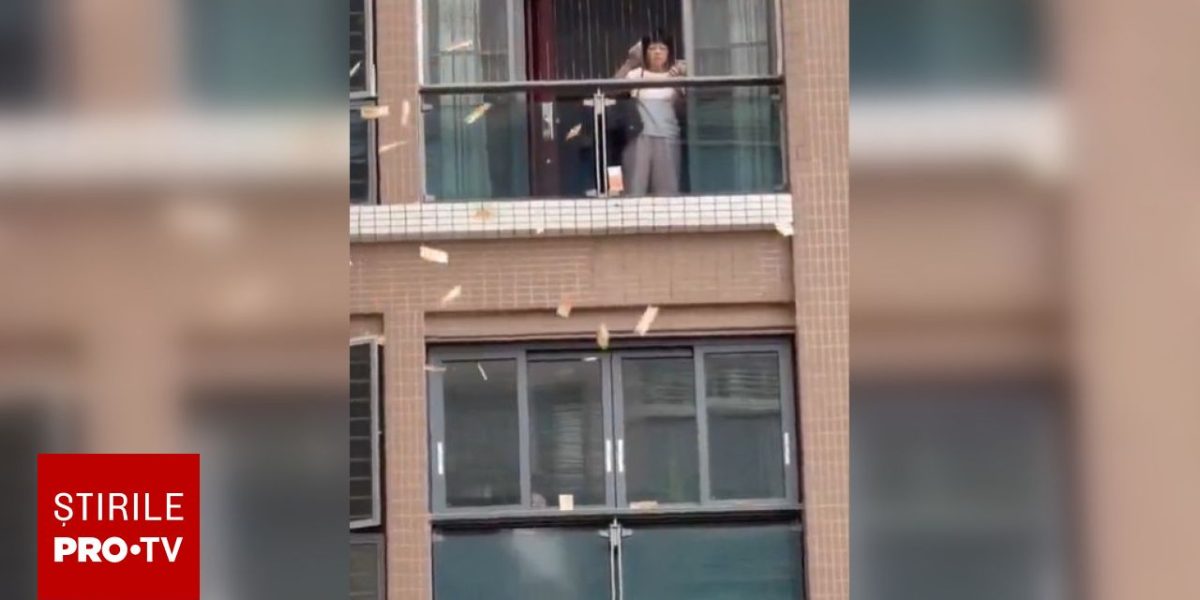 Femeie furioasă aruncă 160.000 dolari de la balcon după ceartă cu soțul. VIDEO